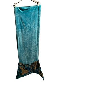 Mermaid tail blanket turquoise in color